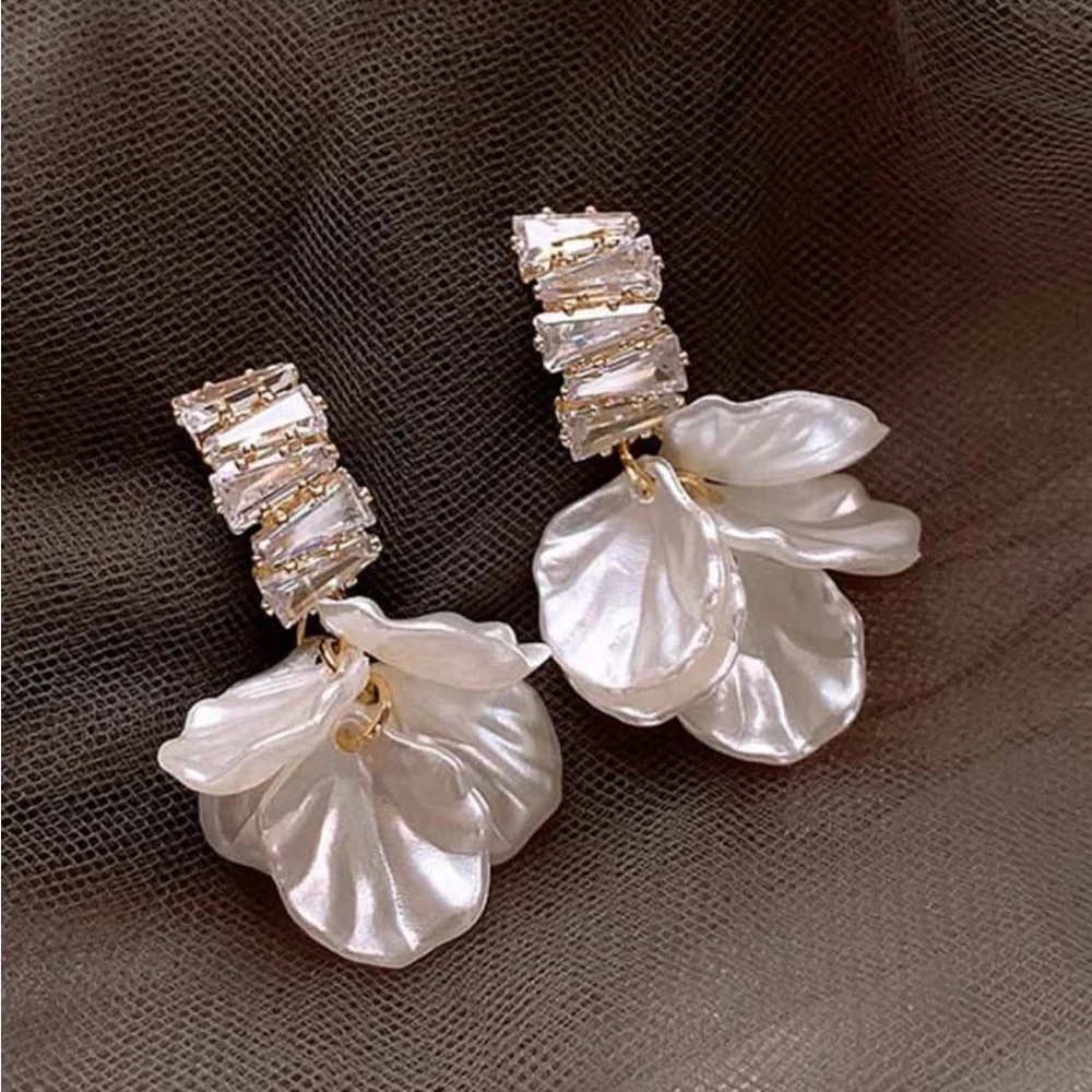 BRAND NEW🤍 French Vintage Style Pearl Rhinestone Earrings with Flower Pendant - Picture 1 of 6